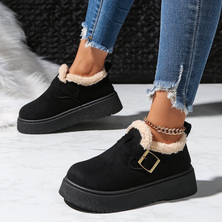 Nubukist ülaosaga talvesaapad, paks kummitald, vooder fleece ja kunstlik karusnahk, lühike varvas, slip-on kinnitusega.