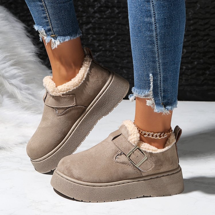 Nubukist ülaosaga talvesaapad, paks kummitald, vooder fleece ja kunstlik karusnahk, lühike varvas, slip-on kinnitusega.