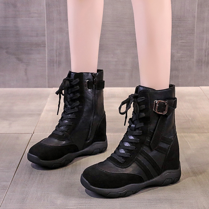 Ženske Martin čizme s unutarnjim povećanjem visine 9 cm, klinasti potpetica, do sredine potkoljenice, bočni zatvarač, nubuk gornji dio