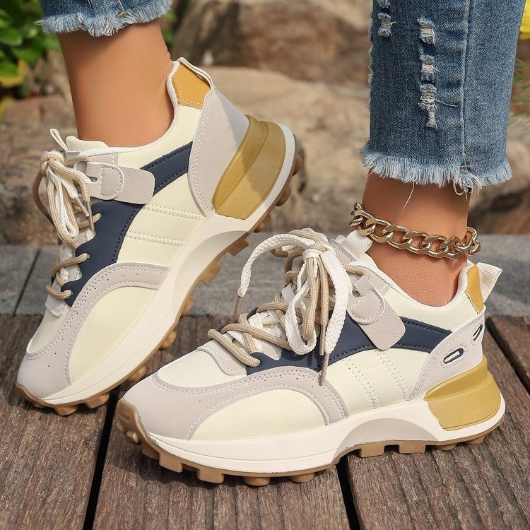 Moteriški chunky sneakeriai su PU+mesh viršumi, color-block dizainas, gumos padas, raišteliai, aukšio didinimas 3–5 cm