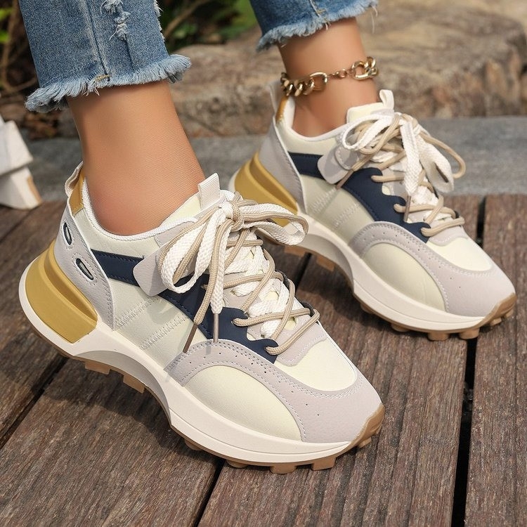 Moteriški chunky sneakeriai su PU+mesh viršumi, color-block dizainas, gumos padas, raišteliai, aukšio didinimas 3–5 cm