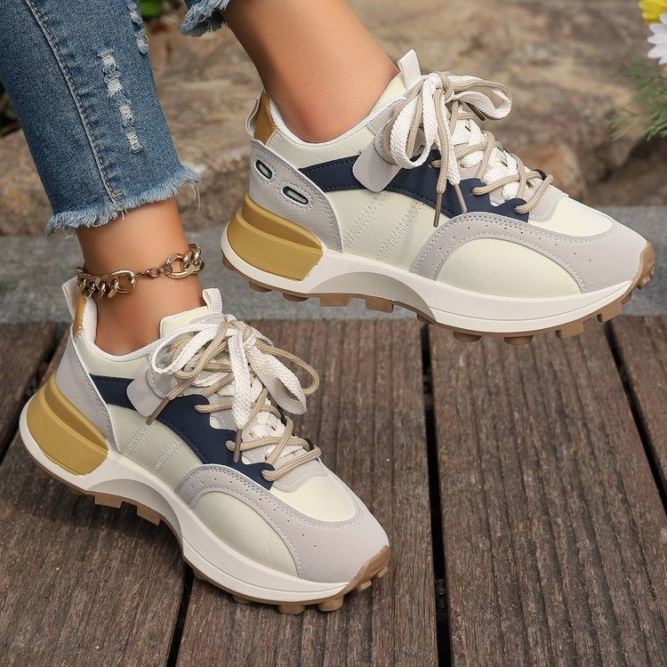 Moteriški chunky sneakeriai su PU+mesh viršumi, color-block dizainas, gumos padas, raišteliai, aukšio didinimas 3–5 cm