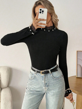 Moteriška megztinė palaidinė su pusaukštine apykakle, perlo mygtukai, nėrinių skiautelės, siauras kirpimas, ilgos rankovės