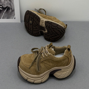 Moteriški bateliai su stora padų, retro stilius, velūro viršus, apvali nosis, vidutinio aukščio kulnas 7–11 cm, kulno aukštis 6–8 cm, klijuota pada, įdėklas iš kiaulienos odos