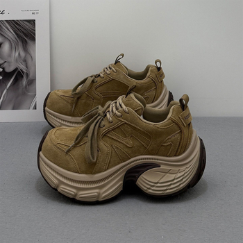 Moteriški bateliai su stora padų, retro stilius, velūro viršus, apvali nosis, vidutinio aukščio kulnas 7–11 cm, kulno aukštis 6–8 cm, klijuota pada, įdėklas iš kiaulienos odos