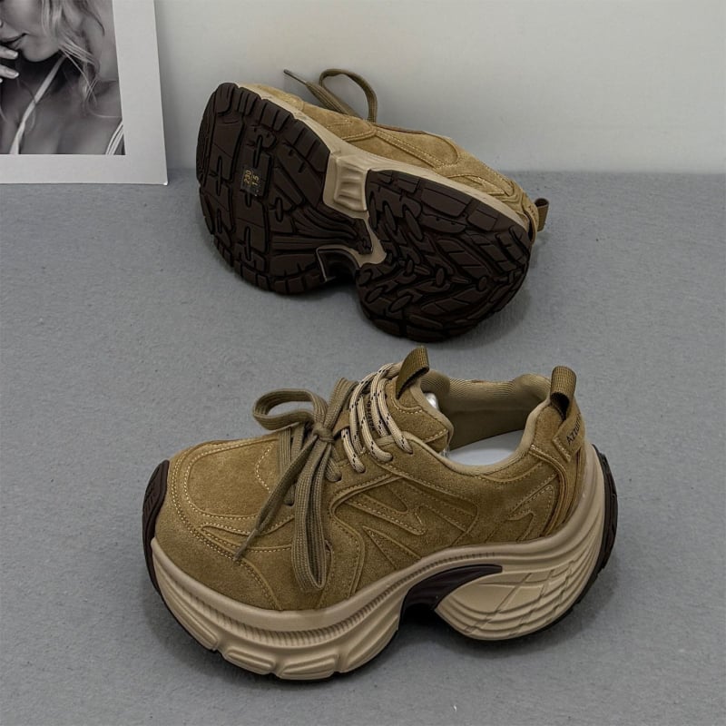 Moteriški bateliai su stora padų, retro stilius, velūro viršus, apvali nosis, vidutinio aukščio kulnas 7–11 cm, kulno aukštis 6–8 cm, klijuota pada, įdėklas iš kiaulienos odos