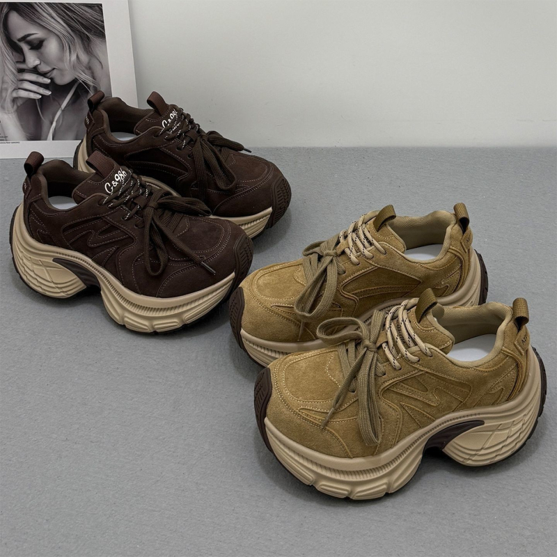 Moteriški bateliai su stora padų, retro stilius, velūro viršus, apvali nosis, vidutinio aukščio kulnas 7–11 cm, kulno aukštis 6–8 cm, klijuota pada, įdėklas iš kiaulienos odos