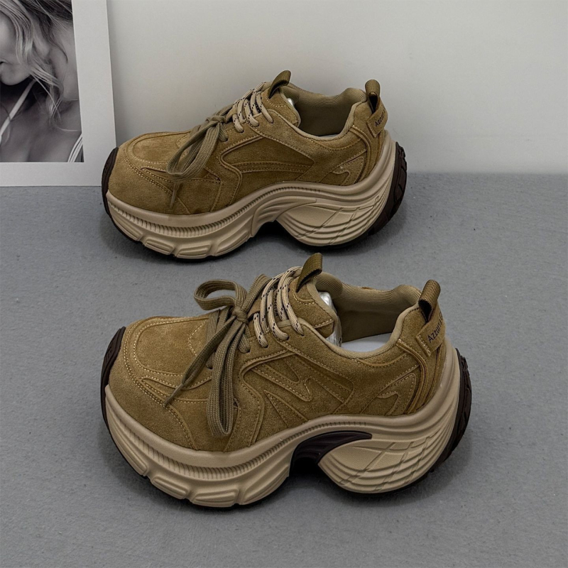 Moteriški bateliai su stora padų, retro stilius, velūro viršus, apvali nosis, vidutinio aukščio kulnas 7–11 cm, kulno aukštis 6–8 cm, klijuota pada, įdėklas iš kiaulienos odos