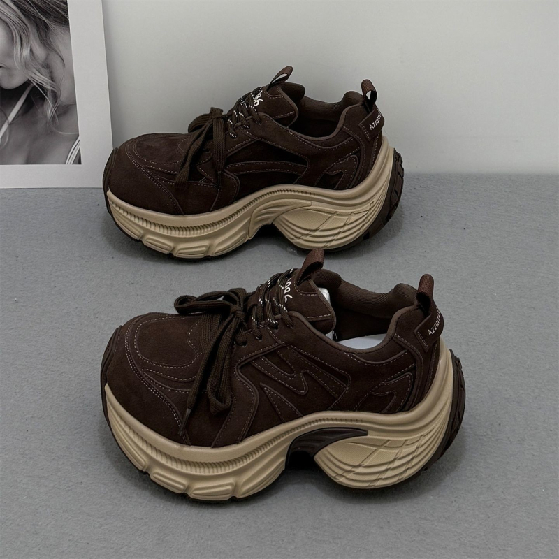 Moteriški bateliai su stora padų, retro stilius, velūro viršus, apvali nosis, vidutinio aukščio kulnas 7–11 cm, kulno aukštis 6–8 cm, klijuota pada, įdėklas iš kiaulienos odos