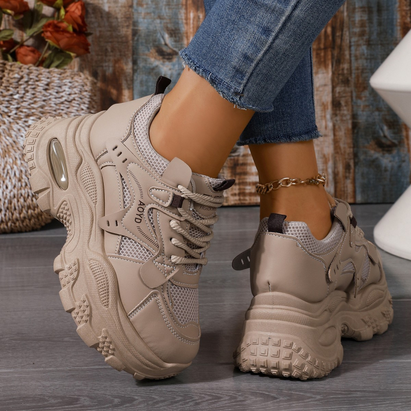 Moteriški sportbačiai su pakelta padu, PU viršus, gumos padas, priekinis raišteliavimas, 3–5 cm kulno aukštis