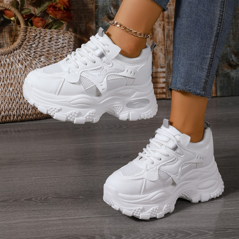 Moteriški sportbačiai su pakelta padu, PU viršus, gumos padas, priekinis raišteliavimas, 3–5 cm kulno aukštis