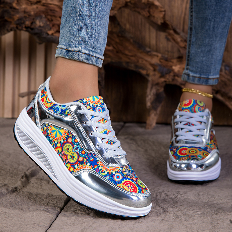 Moteriški laisvalaikio batai, pank stiliaus, aukštį didinančios sportbačiai, apvali nosis, PU viršus, grafiti raštas, žemas batų kaklelis, EVA padas, raišteliai