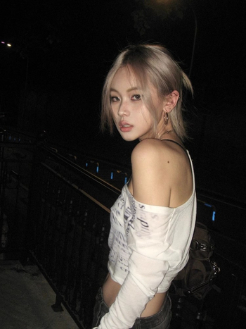 Moterų ilgomis rankovėmis marškiniai su V kaklu, raidžių atspaudas, siaura kirpimo linija, miesto laisvalaikio stilius, poliesterio audinys, Pavasaris 2024