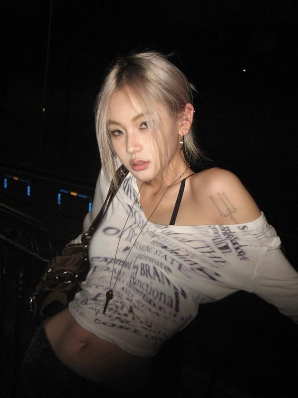 Moterų ilgomis rankovėmis marškiniai su V kaklu, raidžių atspaudas, siaura kirpimo linija, miesto laisvalaikio stilius, poliesterio audinys, Pavasaris 2024