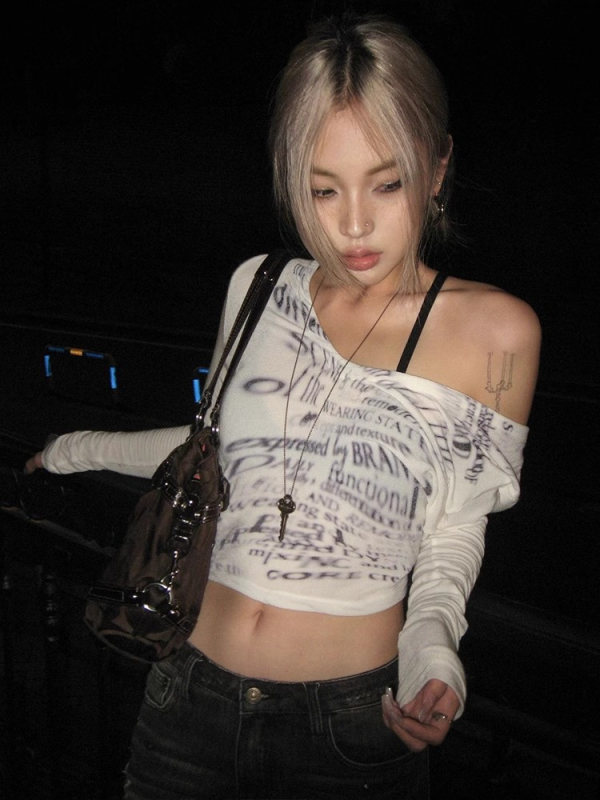 Moterų ilgomis rankovėmis marškiniai su V kaklu, raidžių atspaudas, siaura kirpimo linija, miesto laisvalaikio stilius, poliesterio audinys, Pavasaris 2024