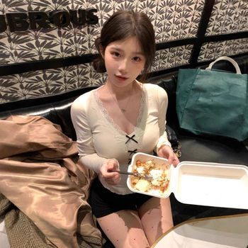 Moterų ilgomis rankovėmis marškinėliai su V formos iškirpte, drugelių mazgo nėrinių apdaila, liesas siluetas, poliesteris (≥95%)