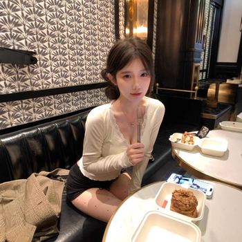 Moterų ilgomis rankovėmis marškinėliai su V formos iškirpte, drugelių mazgo nėrinių apdaila, liesas siluetas, poliesteris (≥95%)