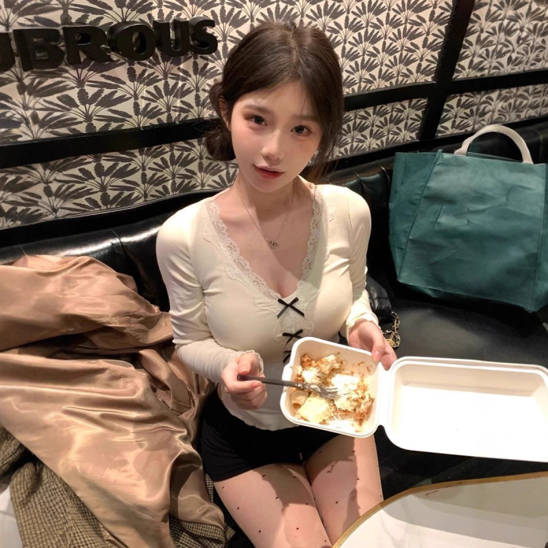 Moterų ilgomis rankovėmis marškinėliai su V formos iškirpte, drugelių mazgo nėrinių apdaila, liesas siluetas, poliesteris (≥95%)