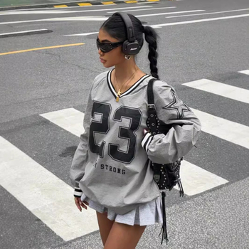 Poliesterio marškinėliai, skaitmeninė spauda su raidėmis ir skaitmenimis, ilgos rankovės, V formos kaklo iškirptė, laisvas kirpimas.