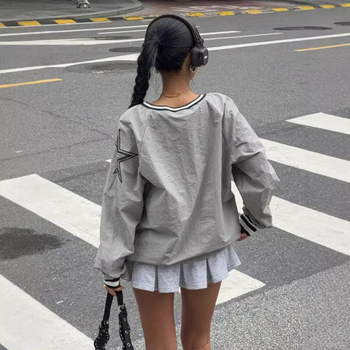 Poliesterio marškinėliai, skaitmeninė spauda su raidėmis ir skaitmenimis, ilgos rankovės, V formos kaklo iškirptė, laisvas kirpimas.