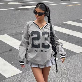 Poliesterio marškinėliai, skaitmeninė spauda su raidėmis ir skaitmenimis, ilgos rankovės, V formos kaklo iškirptė, laisvas kirpimas.