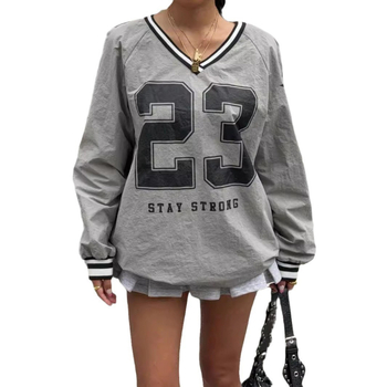 Poliesterio marškinėliai, skaitmeninė spauda su raidėmis ir skaitmenimis, ilgos rankovės, V formos kaklo iškirptė, laisvas kirpimas.