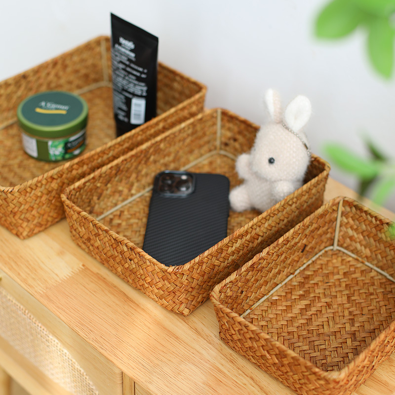 Плетена кошница за бюро от морска трева за дистанционни управления, козметика, книги и кабели — японски стил