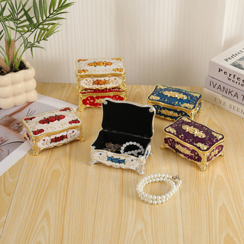 Кутия за бижута с раирана шарка, модерен минималистичен стил, нестандартен материал, възможност за персонализация