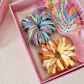 Plaukų aksesuarų rinkinys – aukšto elastingumo gumelės, dėžutėje pakuojamas, skirta kūdikiams ir mažiems vaikams iki 3 metų, karūnos formos šoninės klipsai, mišrios medžiagos