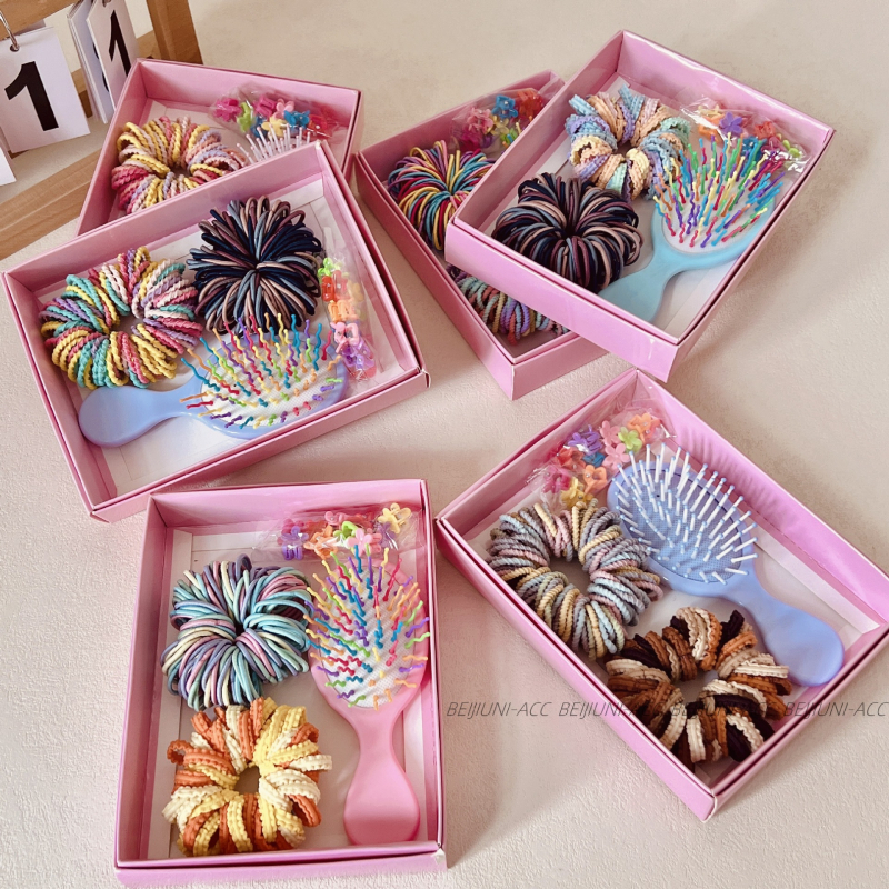 Plaukų aksesuarų rinkinys – aukšto elastingumo gumelės, dėžutėje pakuojamas, skirta kūdikiams ir mažiems vaikams iki 3 metų, karūnos formos šoninės klipsai, mišrios medžiagos