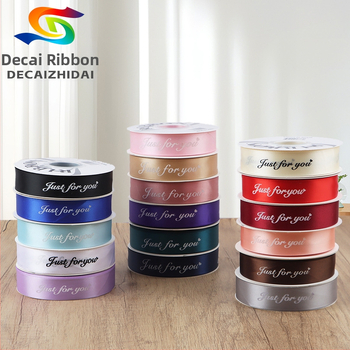 Lenta ar angļu burtiem dāvanām — poliesters; zīmols Decai; piemērota dāvanām, ziedu iesaiņošanai un kūkām