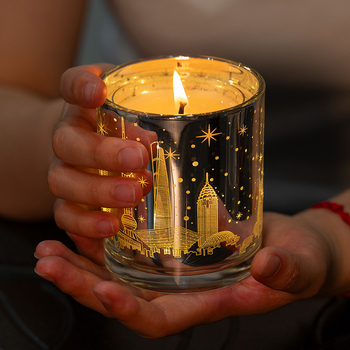 Aromaterapijas svece no sojas vaska, krūzes formā, ar izgriezto orientālo perlī LED gaismu un logotipu