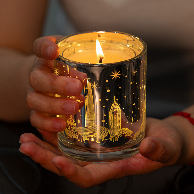 Aromaterapijas svece no sojas vaska, krūzes formā, ar izgriezto orientālo perlī LED gaismu un logotipu