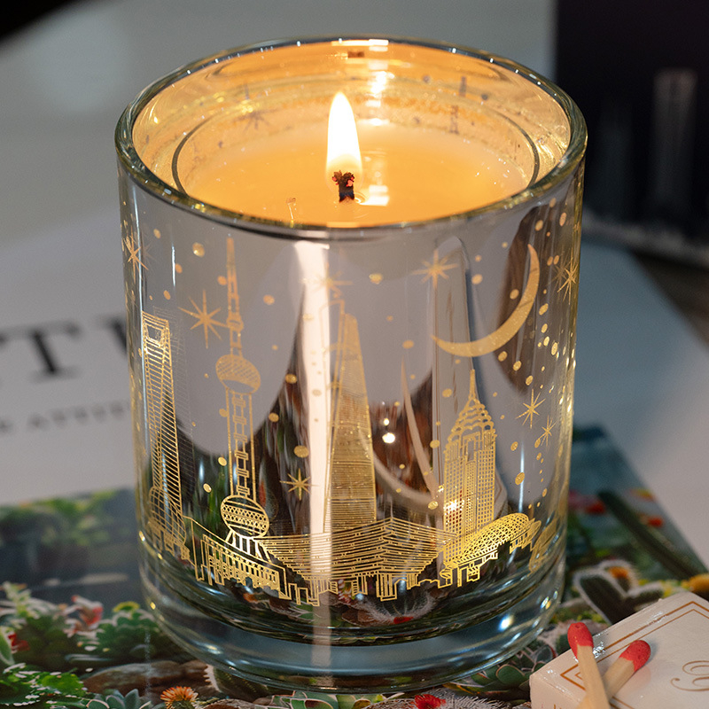 Aromaterapijas svece no sojas vaska, krūzes formā, ar izgriezto orientālo perlī LED gaismu un logotipu