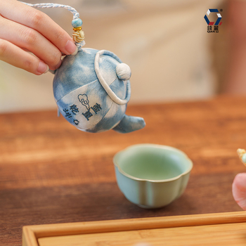 Qian Li – pakabinamas teapot aromatinis maišelis, užsakomas audinys, naujas Kinijos stilius, dalinai rankinis ir dalinai mechaninis gaminimas
