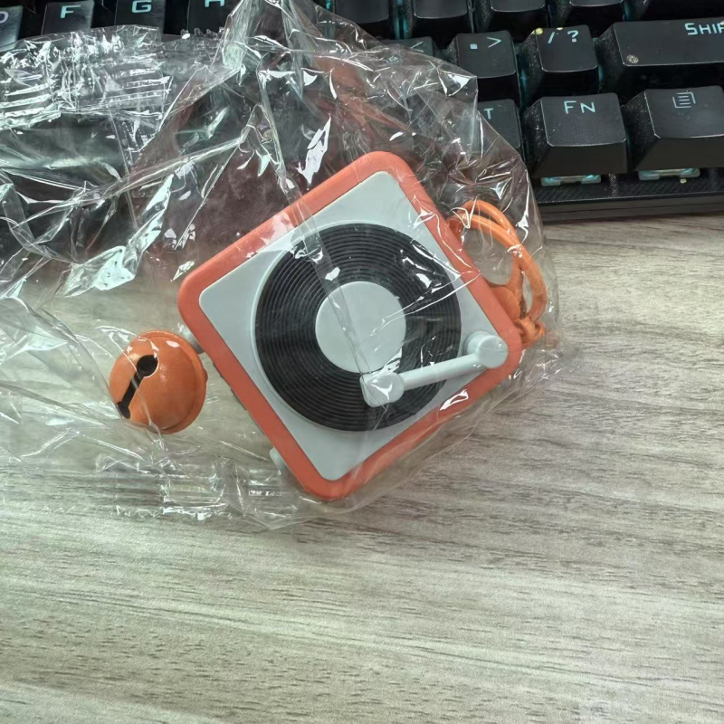 Mini retro gramofono muzikos dėžutė – plastikas, raktų pakabukas, šiuolaikiškas minimalistinis dizainas, dovana