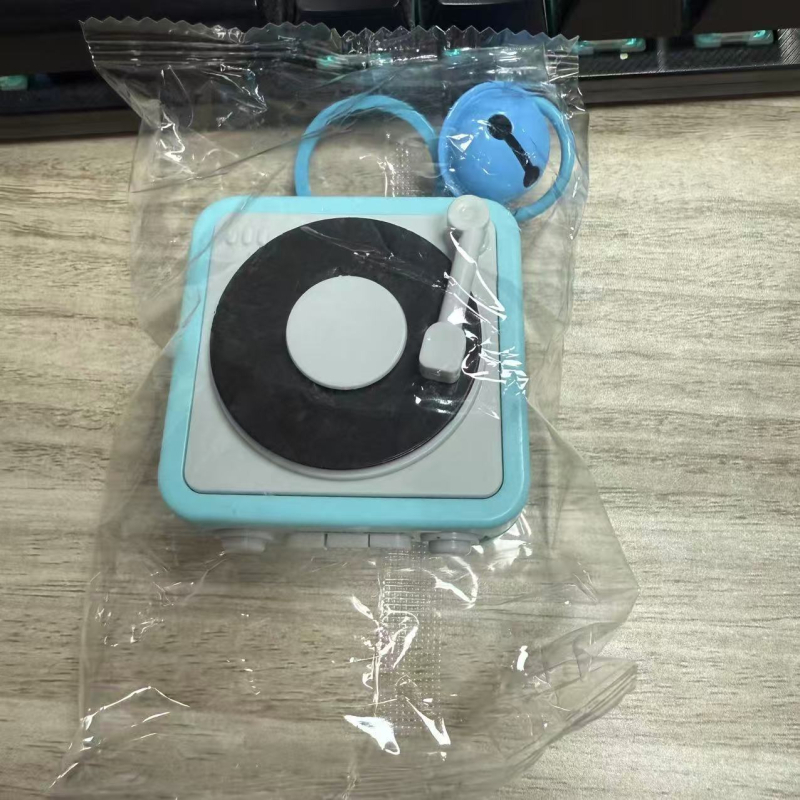 Mini retro gramofono muzikos dėžutė – plastikas, raktų pakabukas, šiuolaikiškas minimalistinis dizainas, dovana