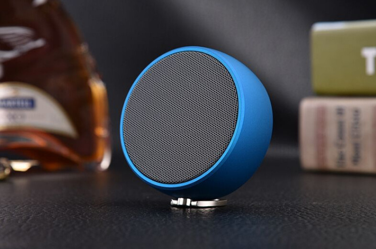 Šachmatų Bluetooth garsiakalbis – kompaktiškas belaidis, Bluetooth 5.0, įmontuota baterija, IPX5 atsparumas vandeniui, galia 5W, dažnių atsakas 60Hz–15kHz