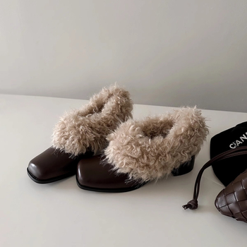 Négyszögletes orrú slip-on Mary Jane cipő mikroszálas felsőrésszel, gumírozott talppal, vastag sarokkal
