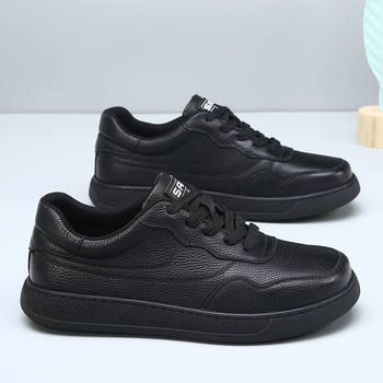 Vyriski odiniai laisvalaikio batai su pirmosios eilės karvės odos viršutine, raišteliai priekyje, gumos padas, žemas kulnas 1–3 cm