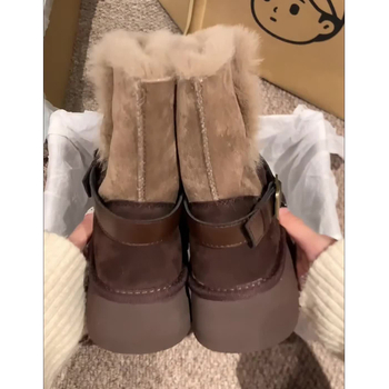 Moteriški sniego batai su integruota kailio viršutine dalimi, viduje kailinė apdaila, trumpas vamzdelio aukštis, apvali nosis, stora pada 3–5 cm