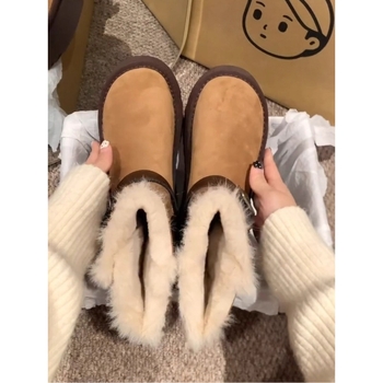 Moteriški sniego batai su integruota kailio viršutine dalimi, viduje kailinė apdaila, trumpas vamzdelio aukštis, apvali nosis, stora pada 3–5 cm