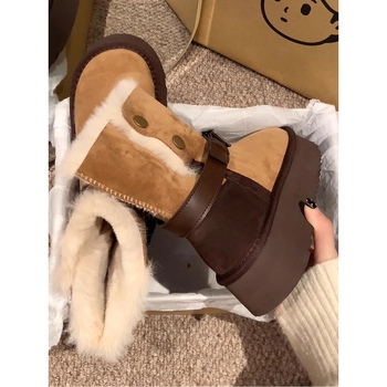 Moteriški sniego batai su integruota kailio viršutine dalimi, viduje kailinė apdaila, trumpas vamzdelio aukštis, apvali nosis, stora pada 3–5 cm