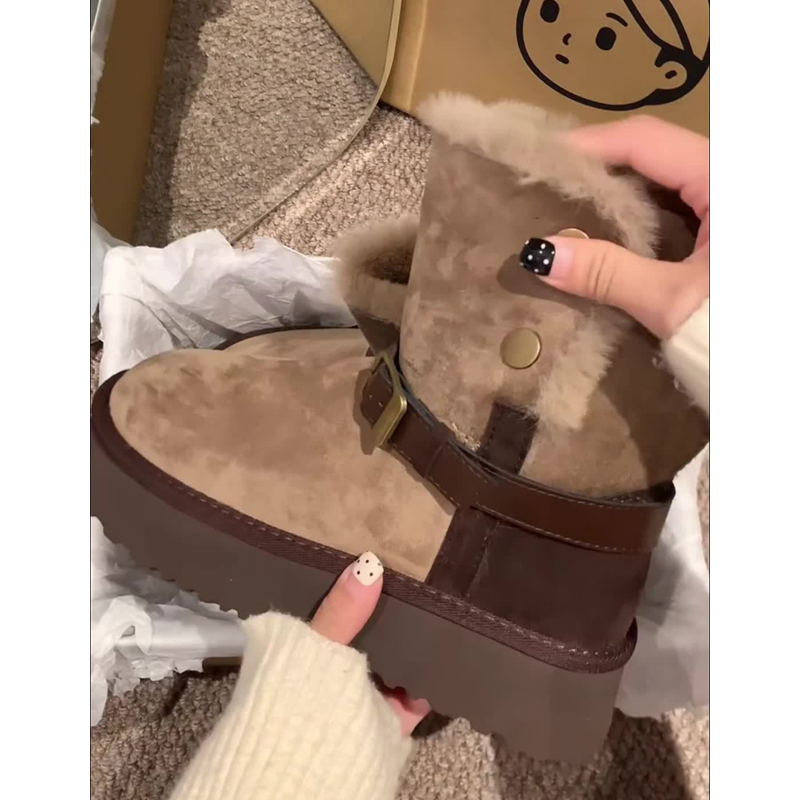 Moteriški sniego batai su integruota kailio viršutine dalimi, viduje kailinė apdaila, trumpas vamzdelio aukštis, apvali nosis, stora pada 3–5 cm