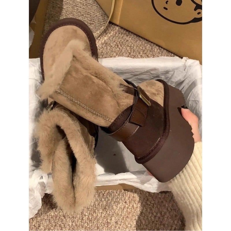 Moteriški sniego batai su integruota kailio viršutine dalimi, viduje kailinė apdaila, trumpas vamzdelio aukštis, apvali nosis, stora pada 3–5 cm