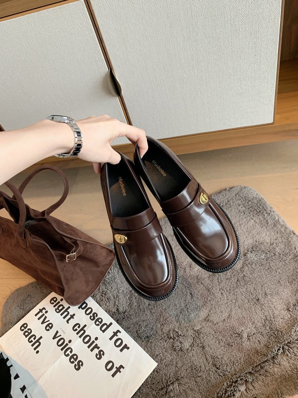 Moterys odiniai loaferiai – apvalus pirštas, slip-on, stora kulnas 3–5 cm