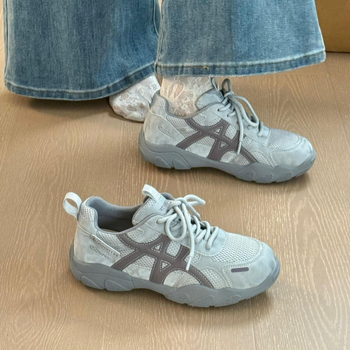 Moterų treniruočių bateliai, Viršutinė dalis: dviejų sluoksnių galvijų odos + audinys; Raštas: spalvų blokas; Uždarymas: raišteliai; Padas: guma; Vidinė medžiaga: tinklas