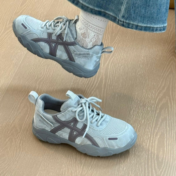 Moterų treniruočių bateliai, Viršutinė dalis: dviejų sluoksnių galvijų odos + audinys; Raštas: spalvų blokas; Uždarymas: raišteliai; Padas: guma; Vidinė medžiaga: tinklas