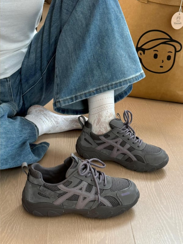 Moterų treniruočių bateliai, Viršutinė dalis: dviejų sluoksnių galvijų odos + audinys; Raštas: spalvų blokas; Uždarymas: raišteliai; Padas: guma; Vidinė medžiaga: tinklas