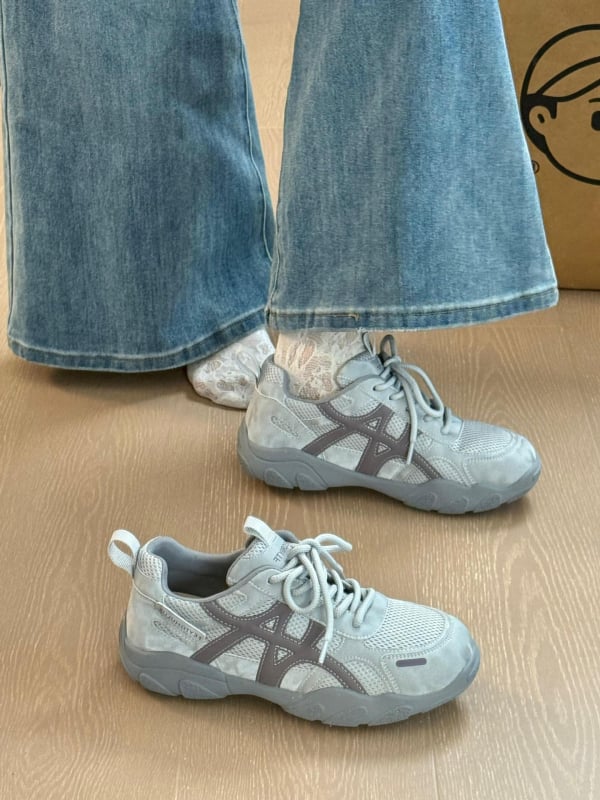 Moterų treniruočių bateliai, Viršutinė dalis: dviejų sluoksnių galvijų odos + audinys; Raštas: spalvų blokas; Uždarymas: raišteliai; Padas: guma; Vidinė medžiaga: tinklas